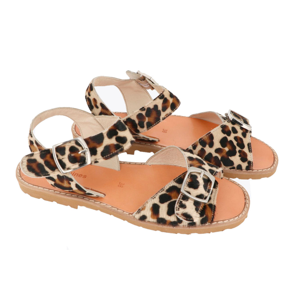 Avarca con hebilla de cuero y estampado de leopardo