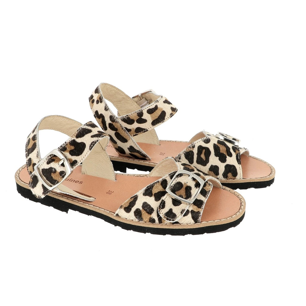 Avarca con hebilla de cuero y estampado de leopardo